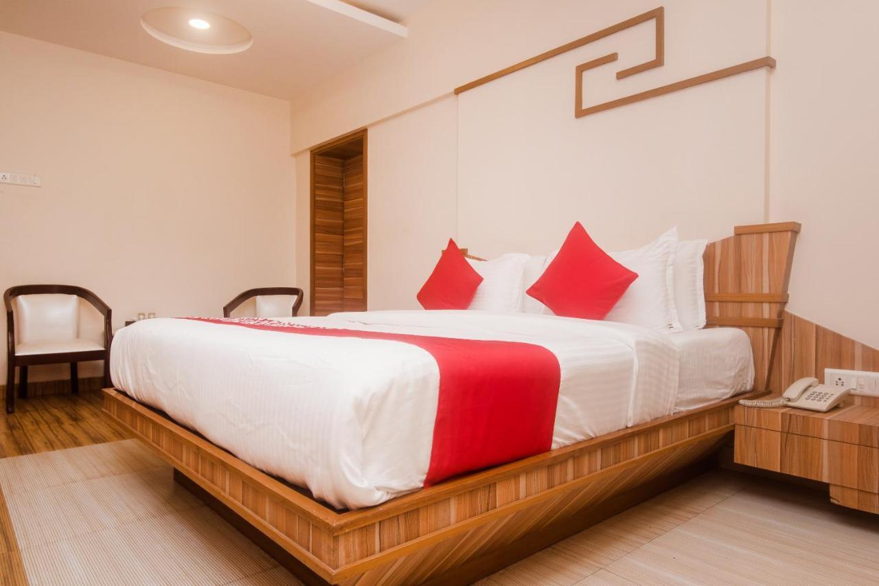 Vaccinated Staff - Capital O 13823 Hotel Praveen International Ulhasnagar Экстерьер фото