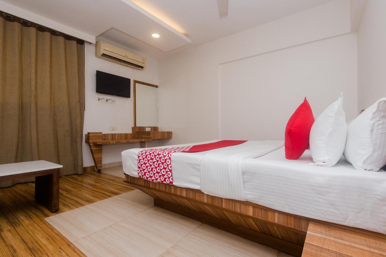 Vaccinated Staff - Capital O 13823 Hotel Praveen International Ulhasnagar Экстерьер фото