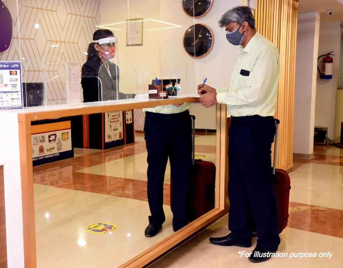 Vaccinated Staff - Capital O 13823 Hotel Praveen International Ulhasnagar Экстерьер фото