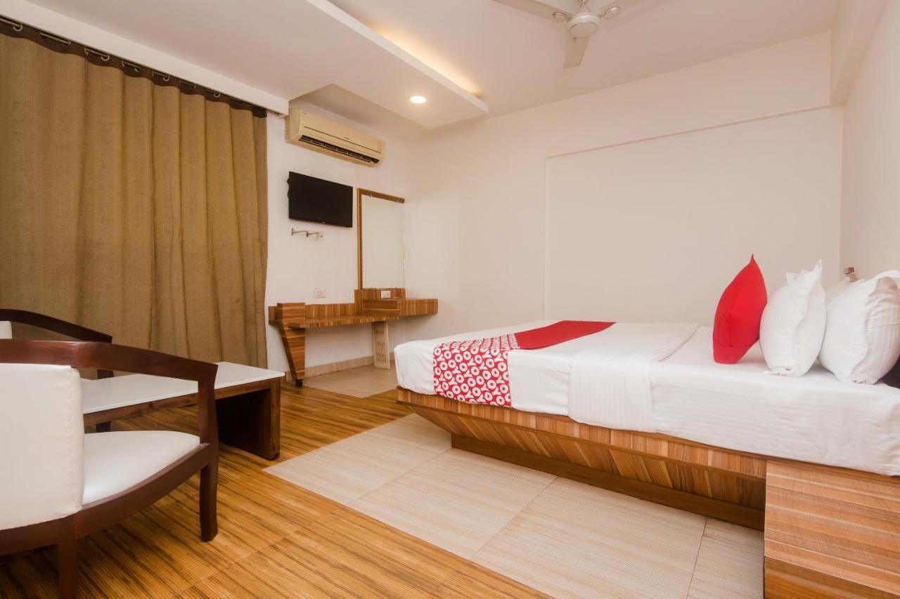 Vaccinated Staff - Capital O 13823 Hotel Praveen International Ulhasnagar Экстерьер фото