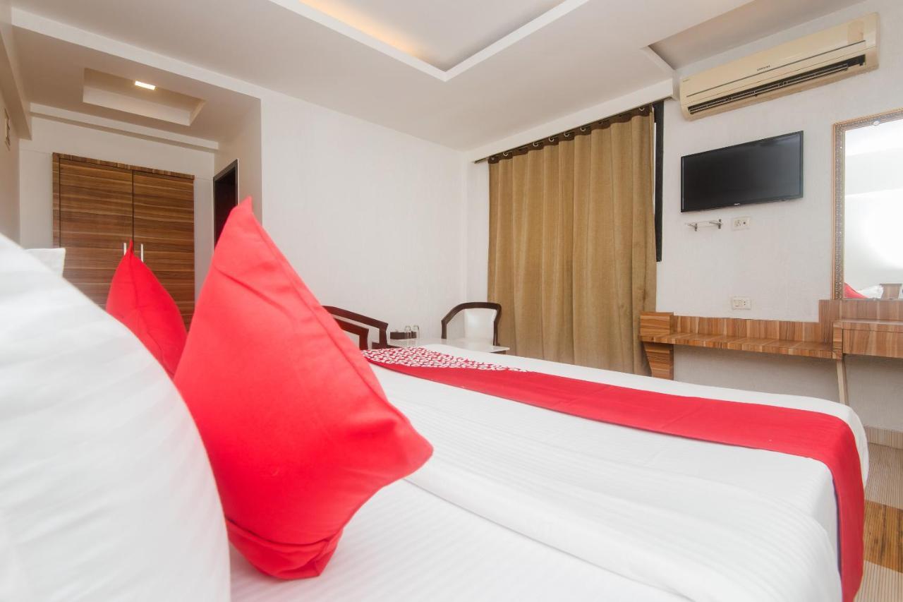 Vaccinated Staff - Capital O 13823 Hotel Praveen International Ulhasnagar Экстерьер фото